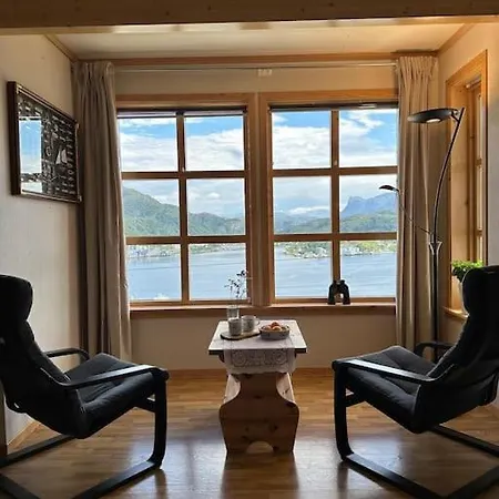 Hus Med Panorama Utsikt Holiday home Maloy