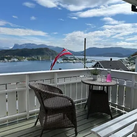 Hus Med Panorama Utsikt Maloy