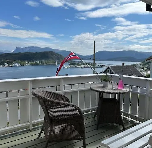 Hus Med Panorama Utsikt Maloy